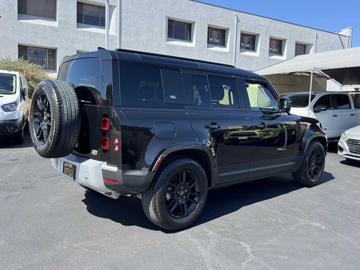 Land Rover Defender photo 9