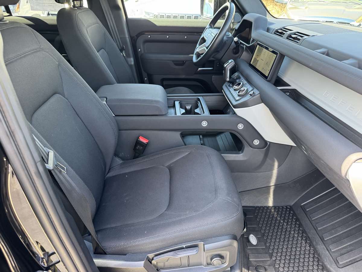 Land Rover Defender photo 16