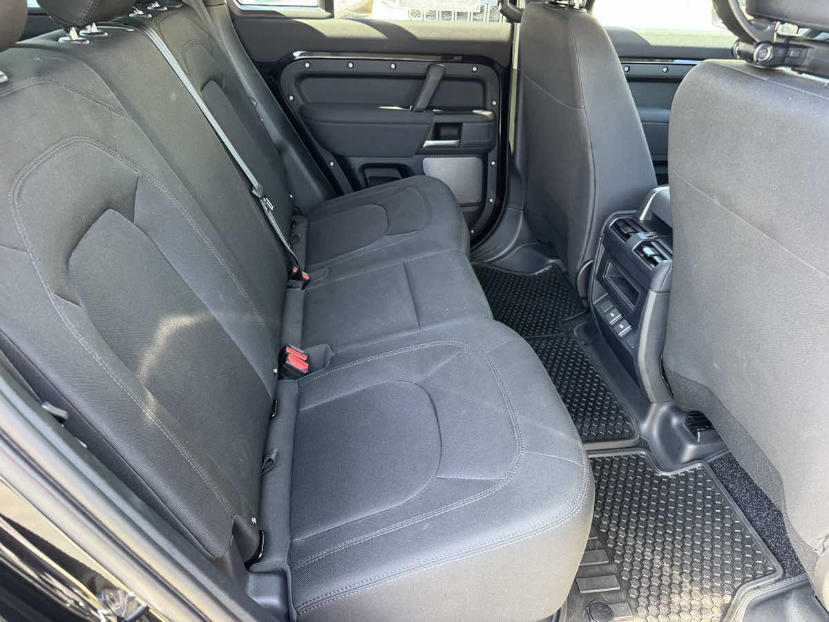 Land Rover Defender photo 17