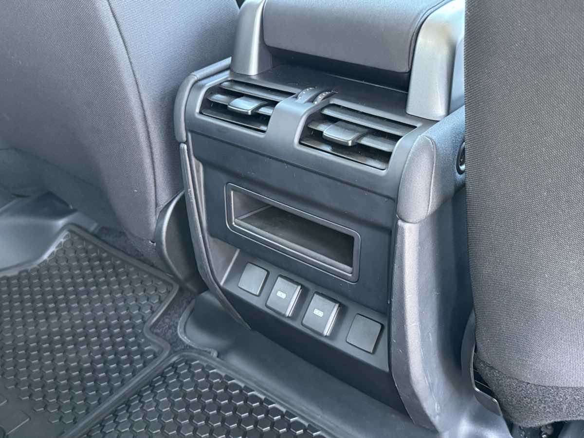 Land Rover Defender photo 18