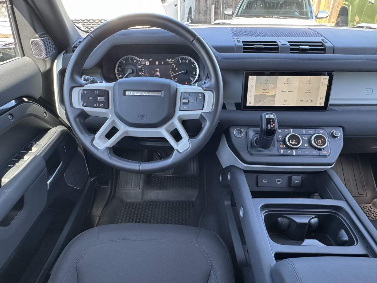 Land Rover Defender photo 21