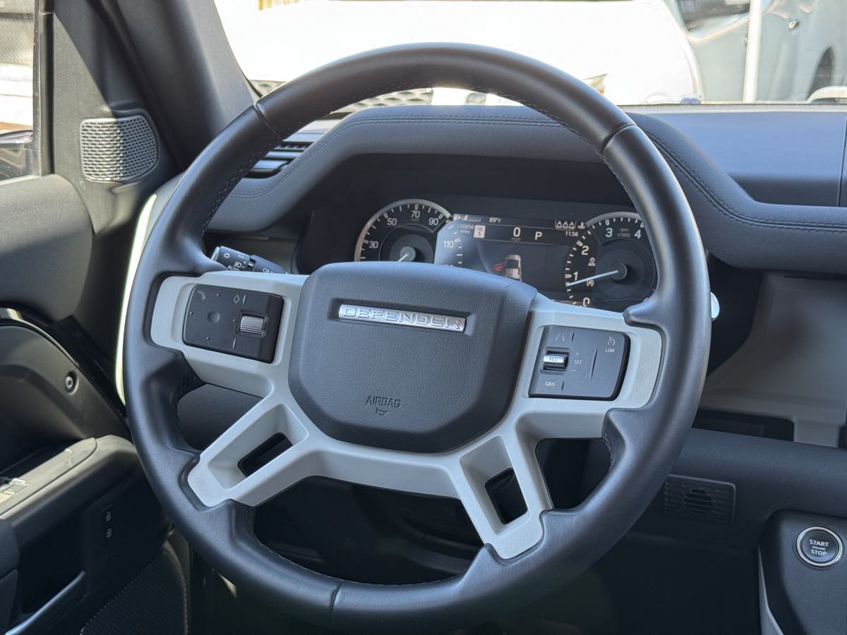 Land Rover Defender photo 23