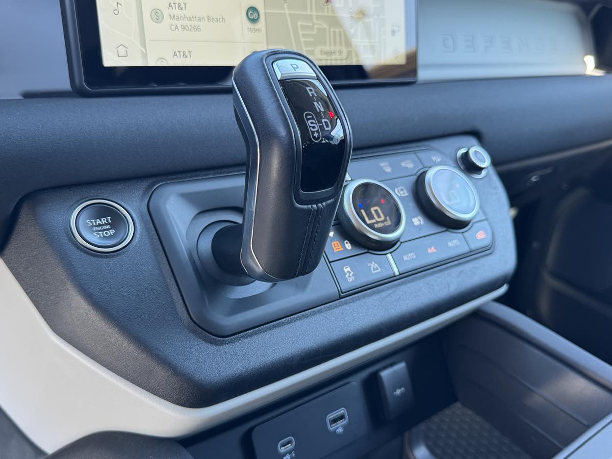 Land Rover Defender photo 26
