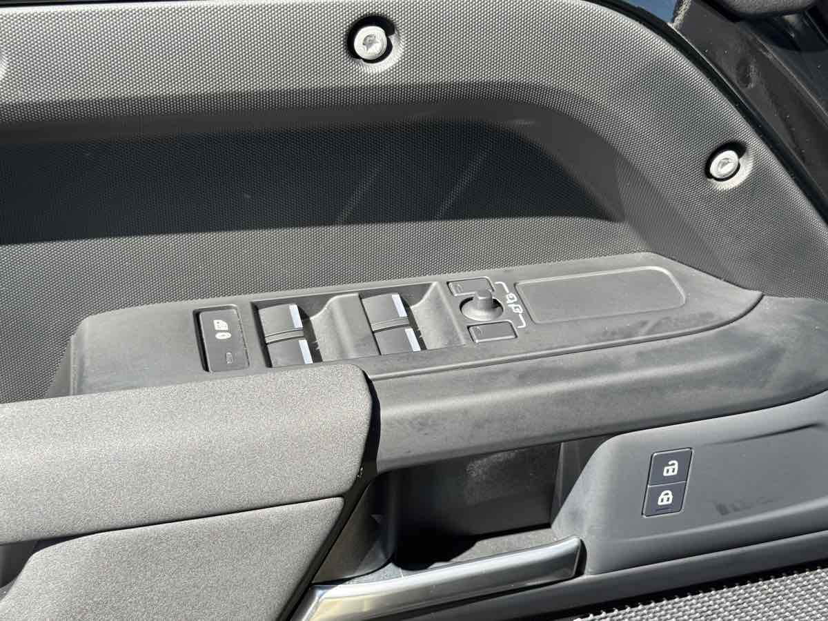 Land Rover Defender photo 28