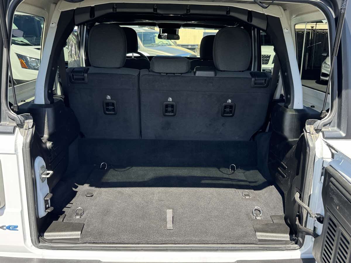 Jeep Wrangler photo 16