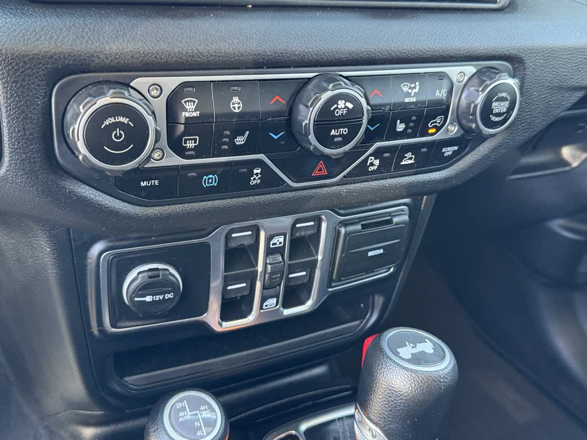 Jeep Wrangler photo 32