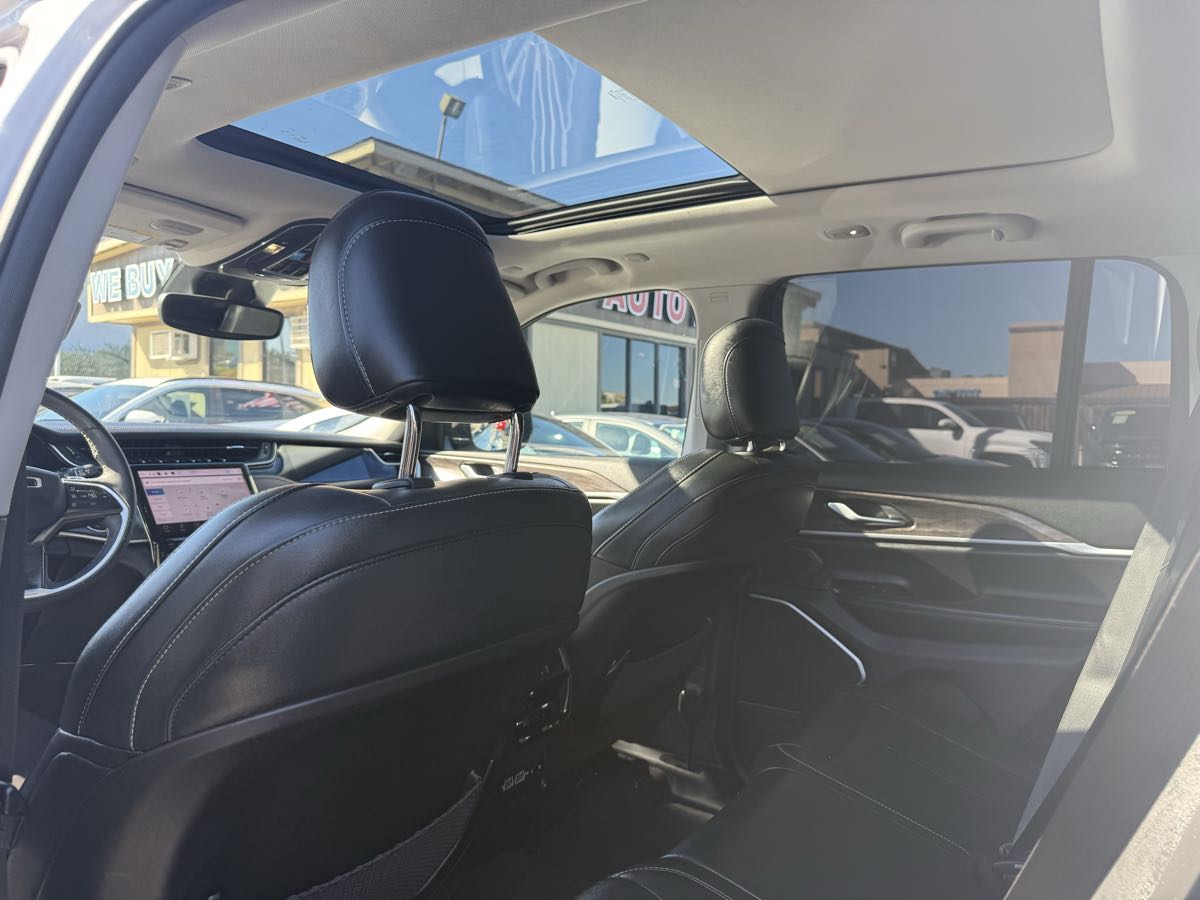 Jeep Grand Cherokee photo 17
