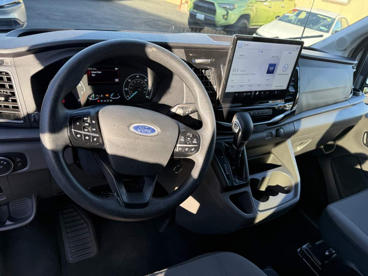 Ford Transit photo 16