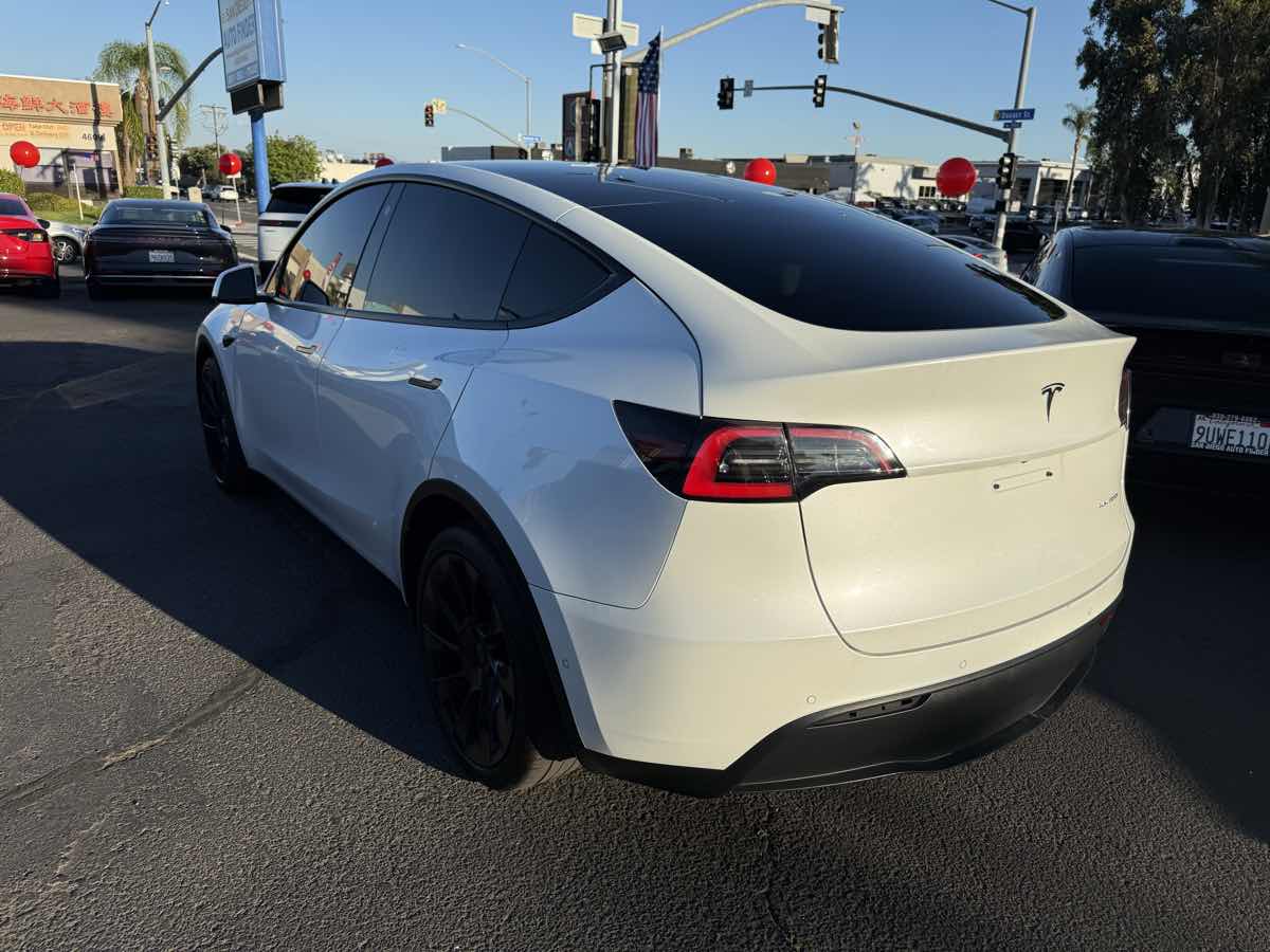 Tesla Model Y photo 4