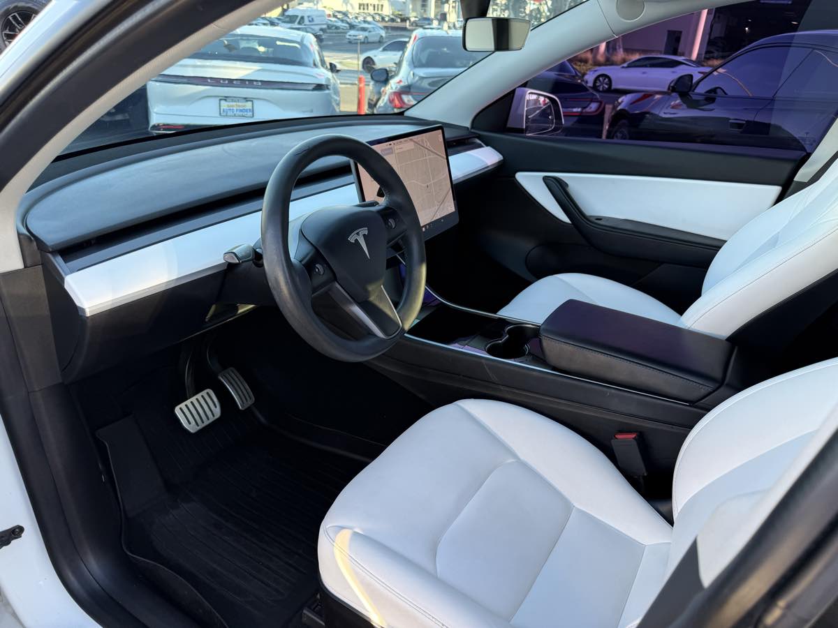 Tesla Model Y photo 5