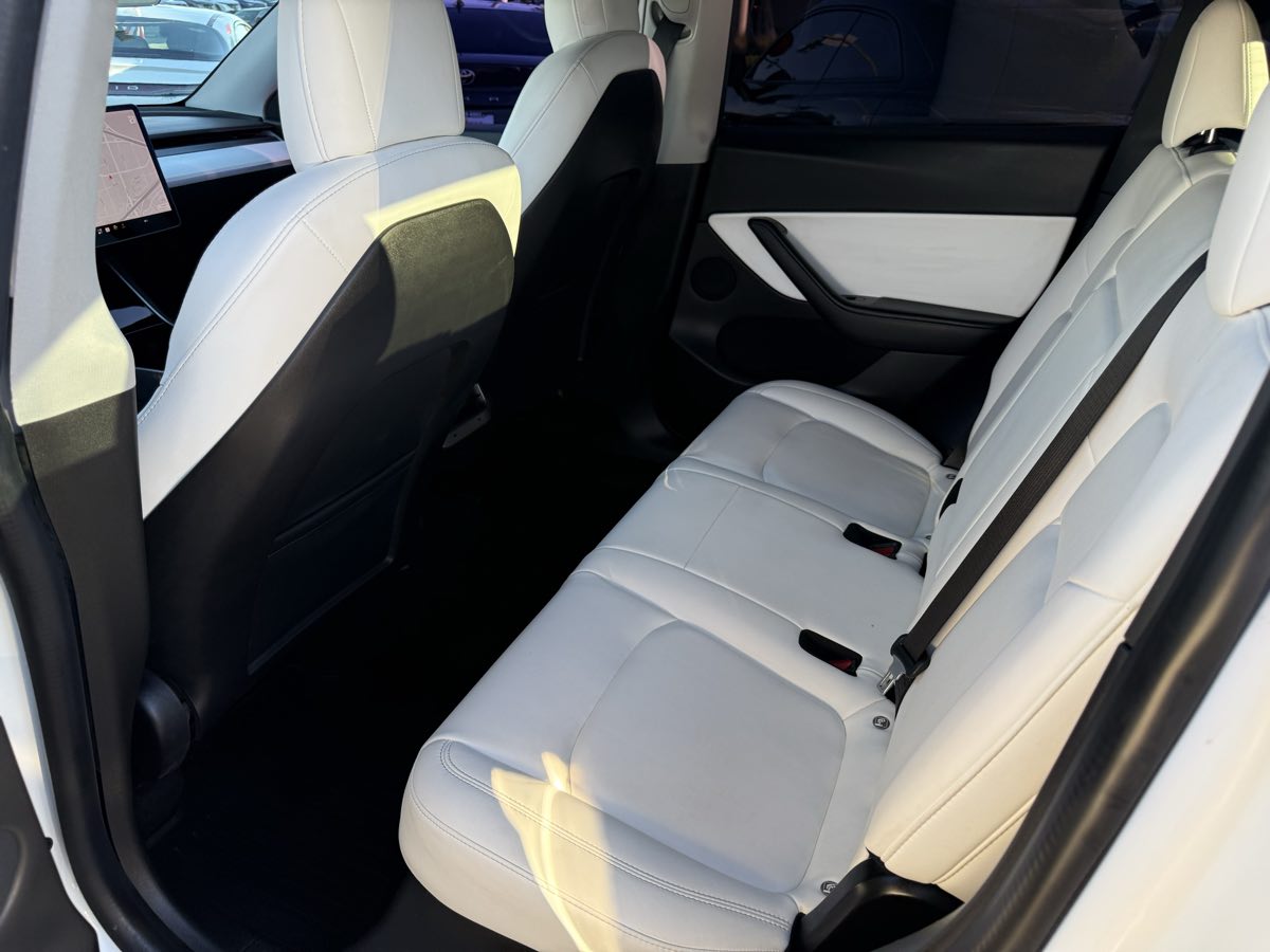 Tesla Model Y photo 7