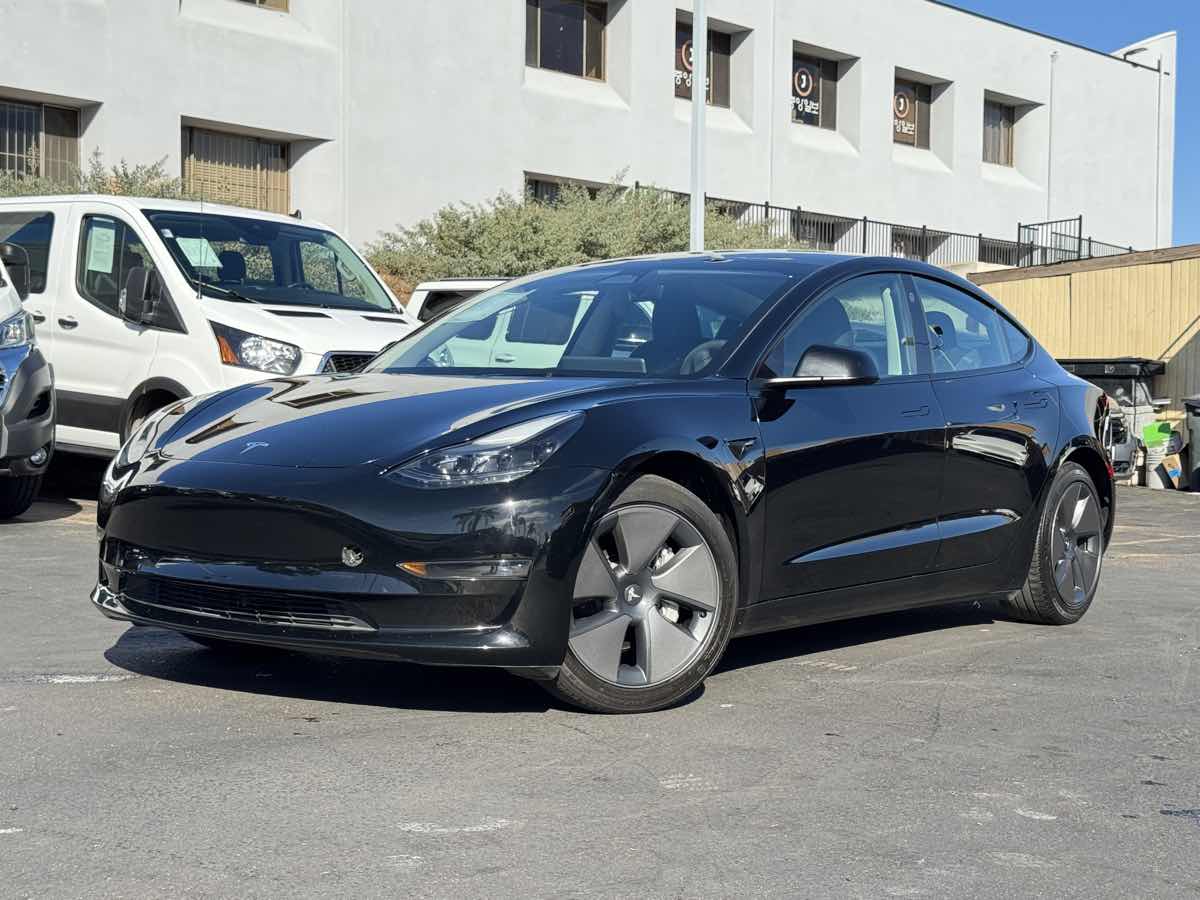 Tesla Model 3 photo 2