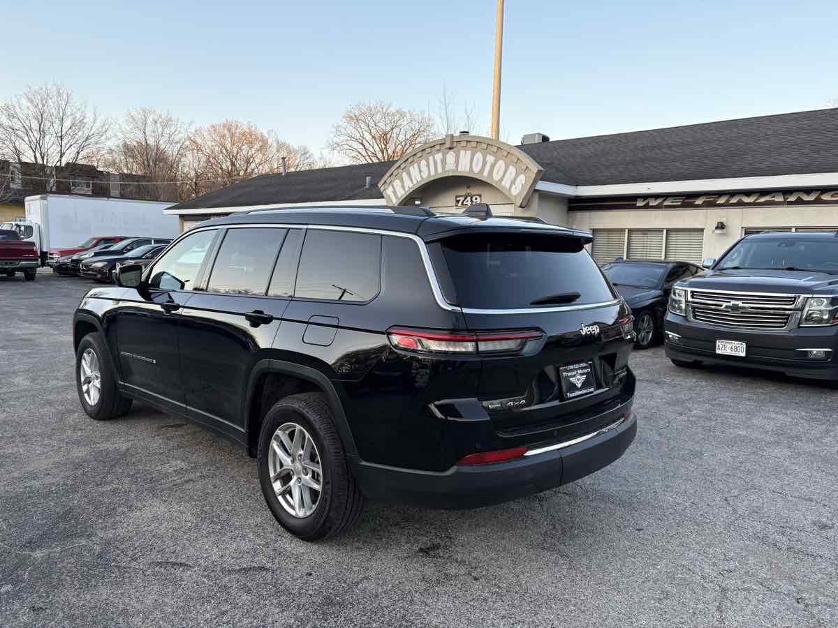 2021 Jeep Grand Cherokee Laredo photo 2