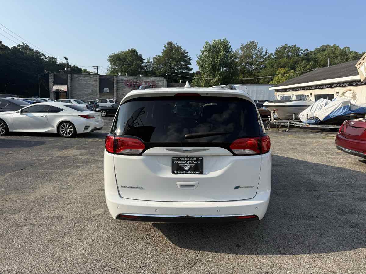 2018 Chrysler Pacifica Hybrid Touring L photo 2