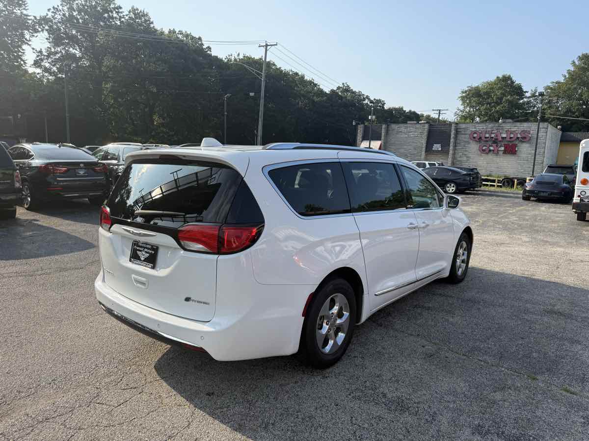 2018 Chrysler Pacifica Hybrid Touring L photo 3