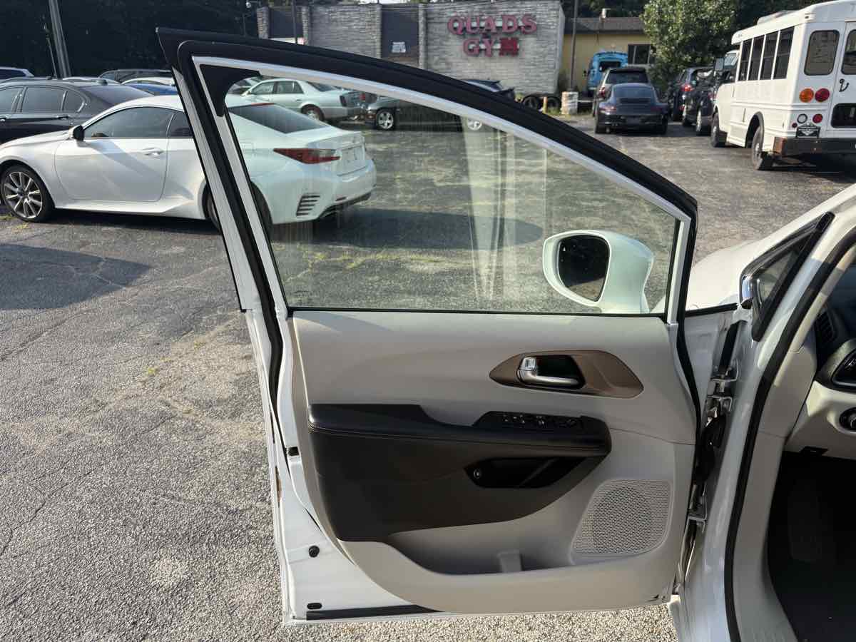 2018 Chrysler Pacifica Hybrid Touring L photo 4
