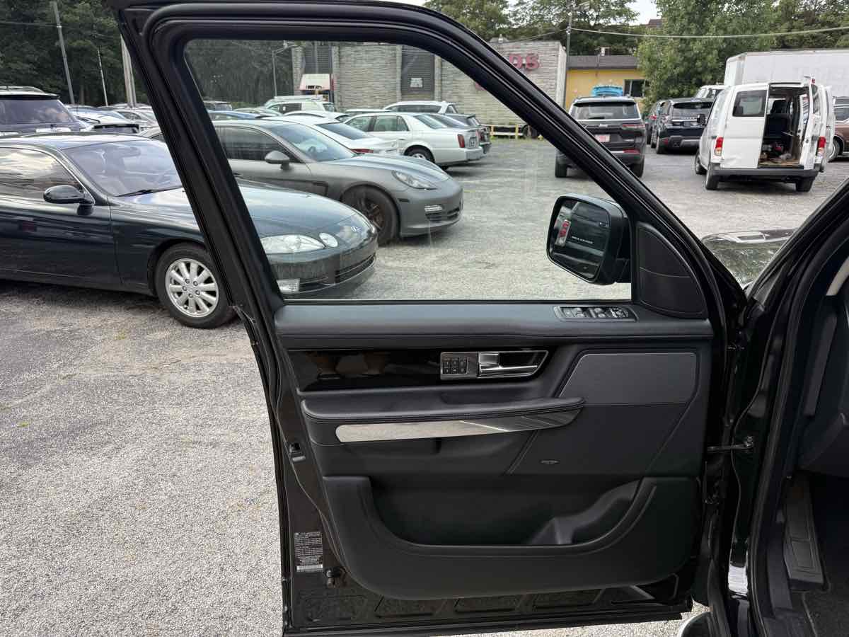 2013 Land Rover Range Rover Sport HSE photo 3