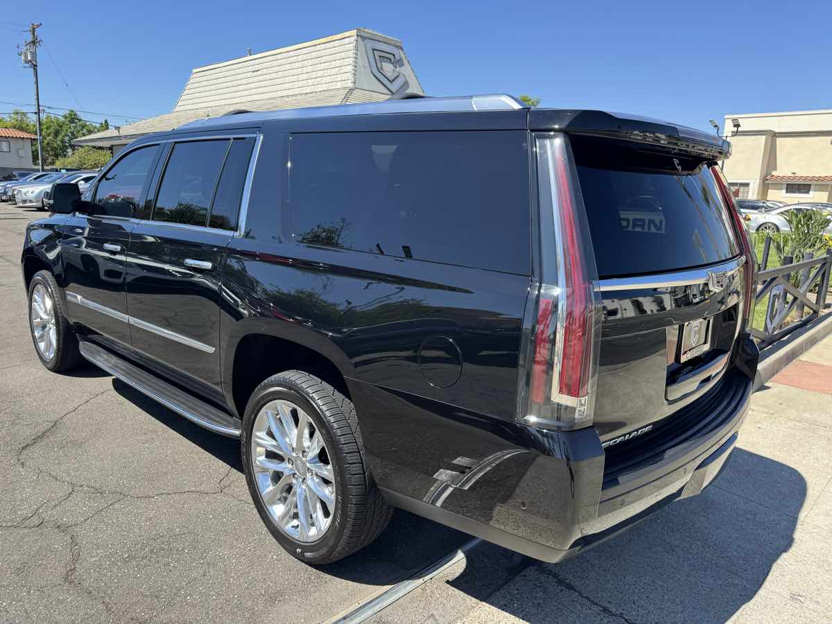 2020 Cadillac Escalade ESV Luxury photo 3