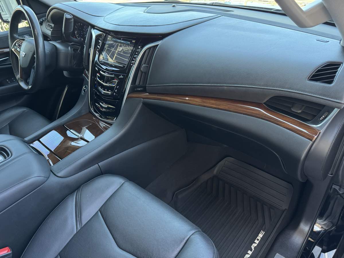 2020 Cadillac Escalade ESV Luxury photo 25