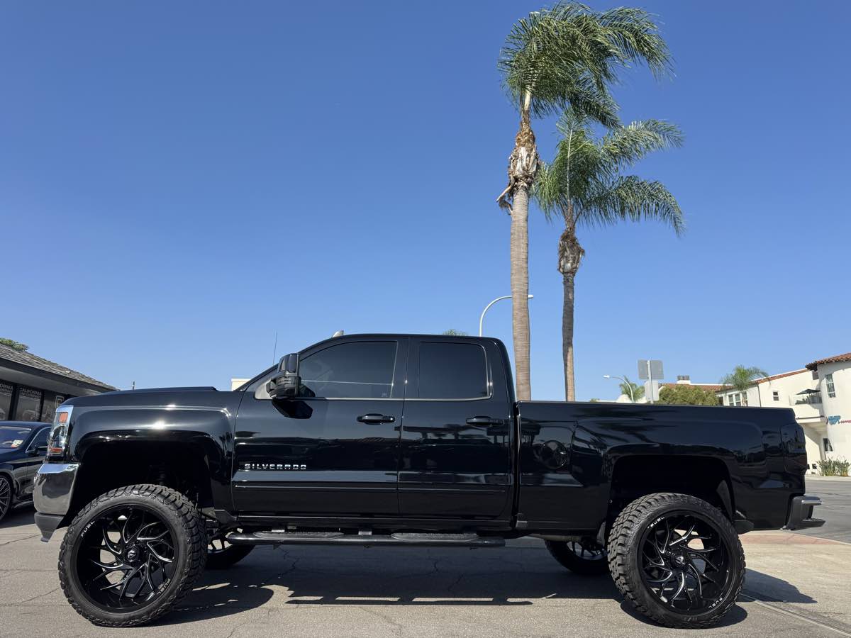2018 Chevrolet Silverado 1500 LT photo 2