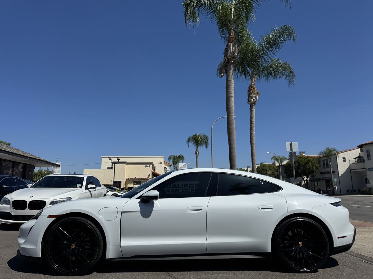2021 Porsche Taycan Turbo S photo 2