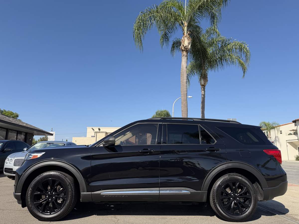 Ford Explorer photo 2