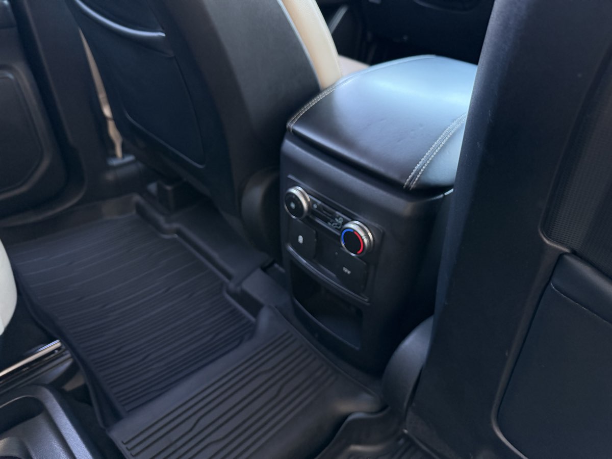 Ford Explorer photo 21