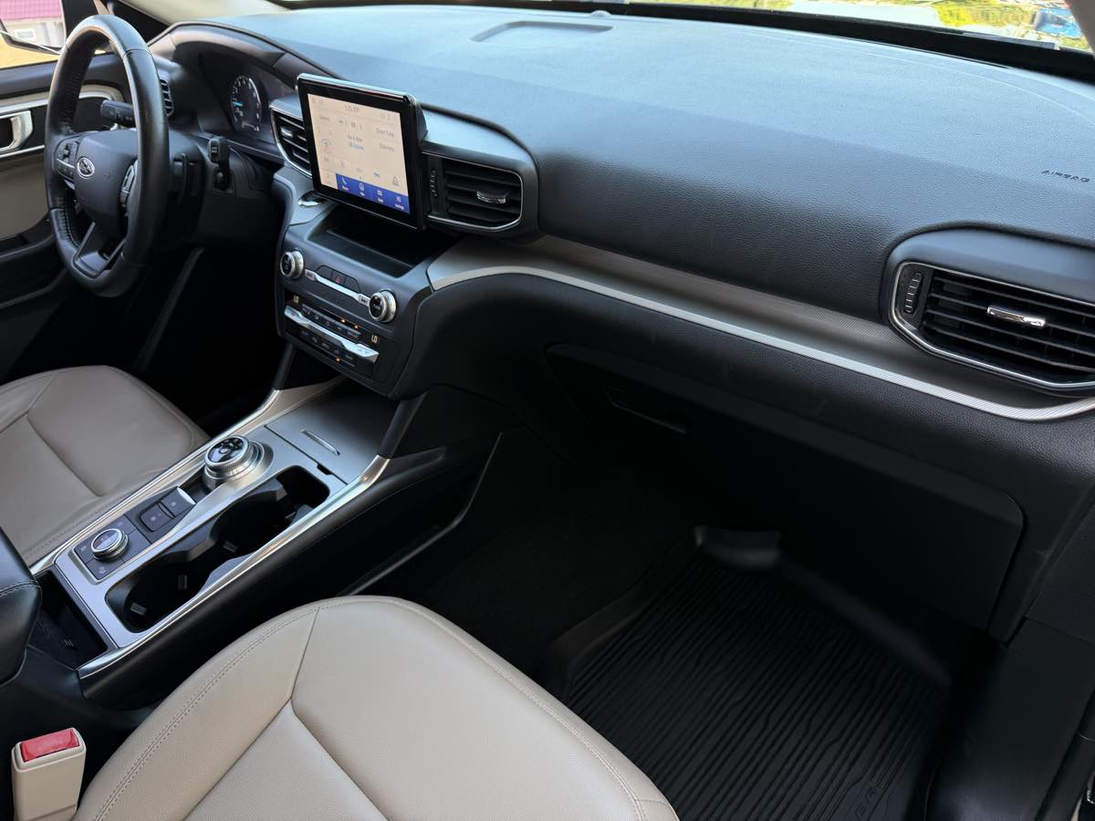 Ford Explorer photo 23