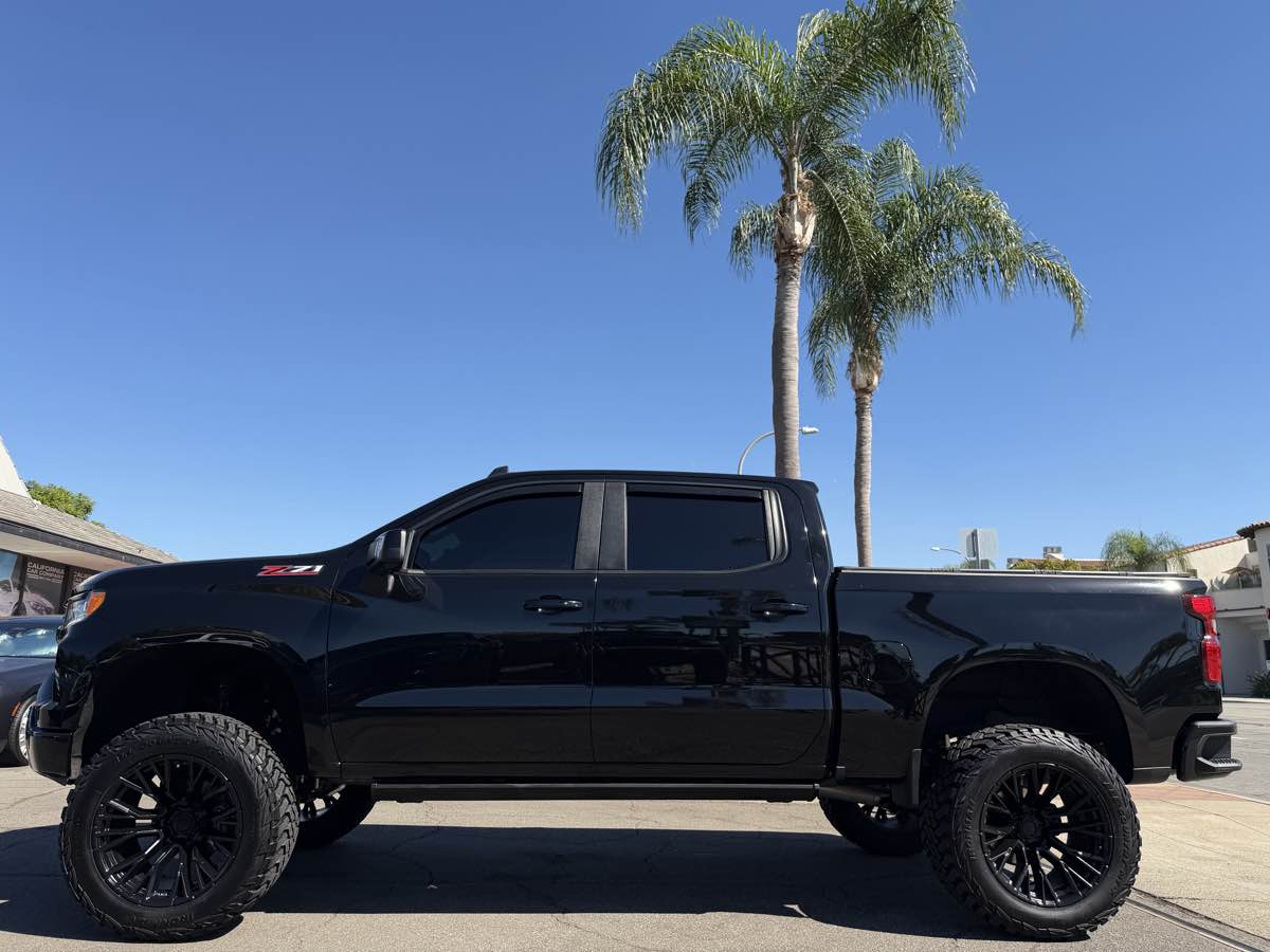 Chevrolet Silverado photo 2