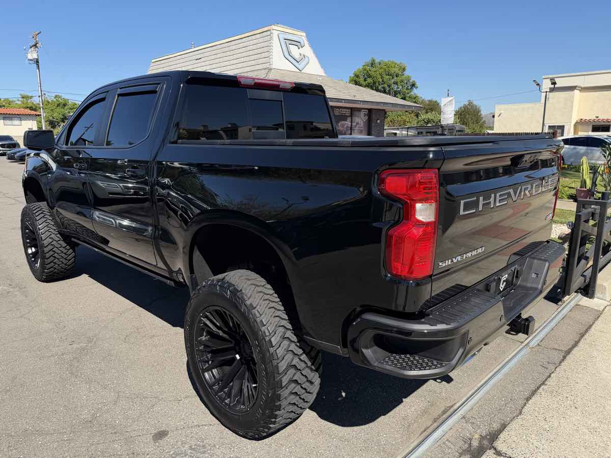 Chevrolet Silverado photo 3