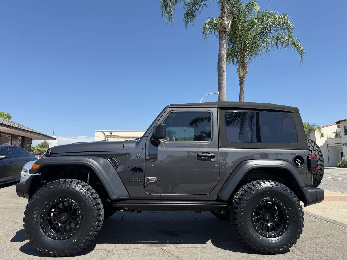 Jeep Wrangler photo 2