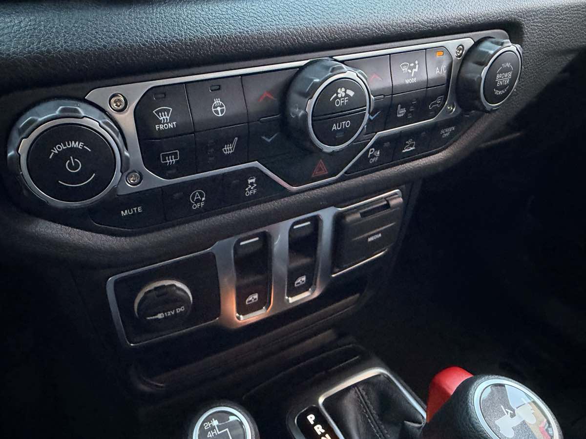 Jeep Wrangler photo 25