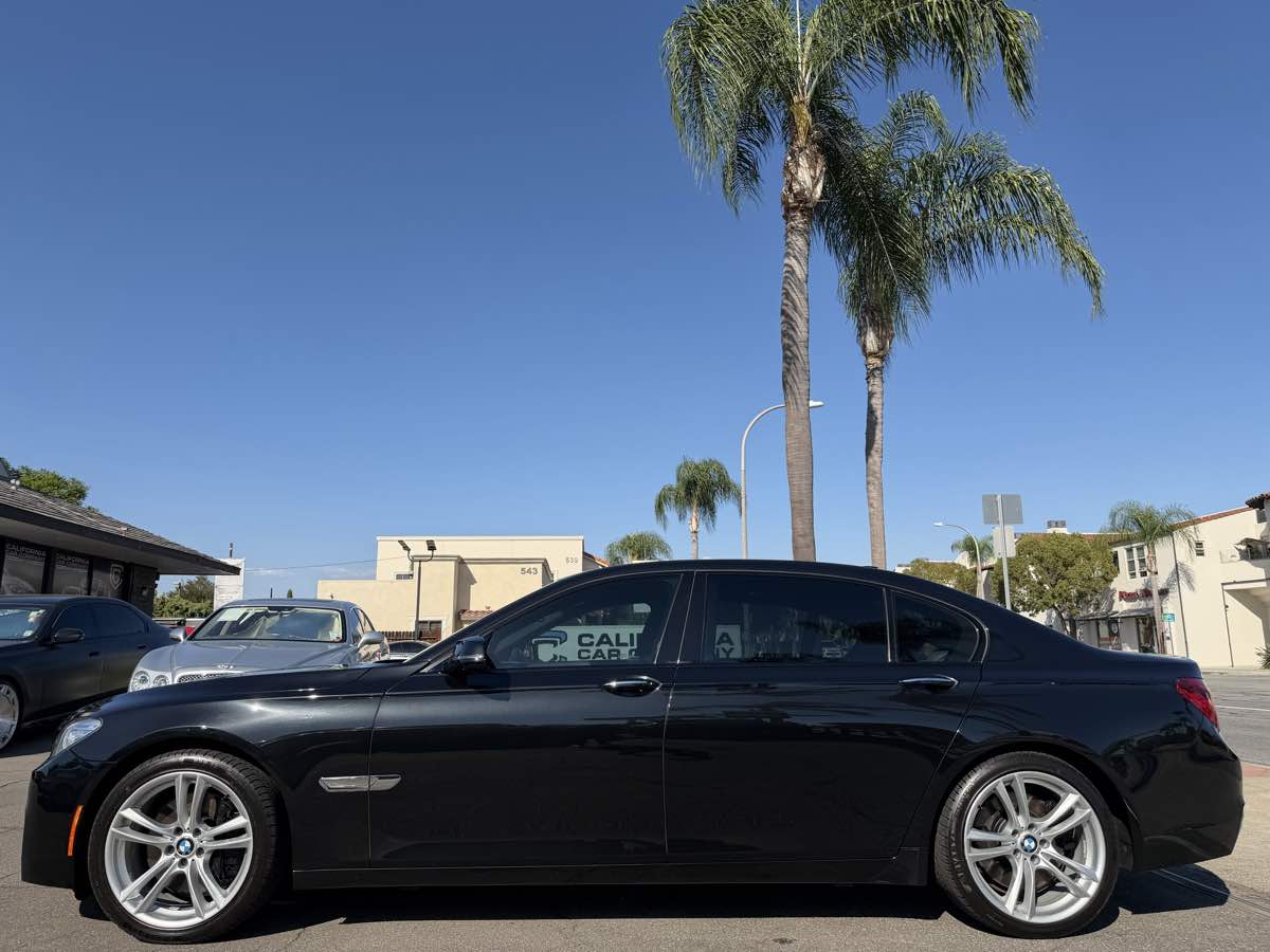 BMW 7 Series photo 2