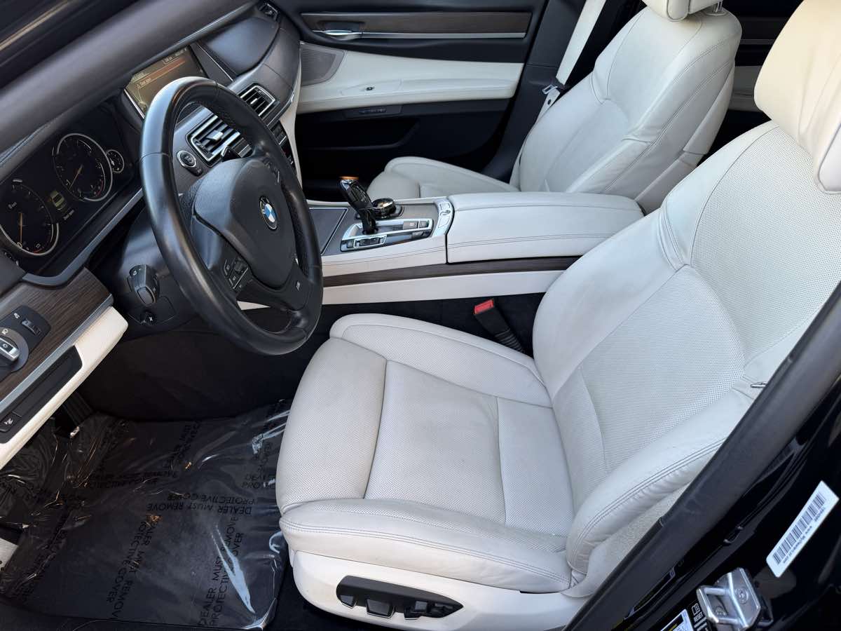BMW 7 Series photo 14