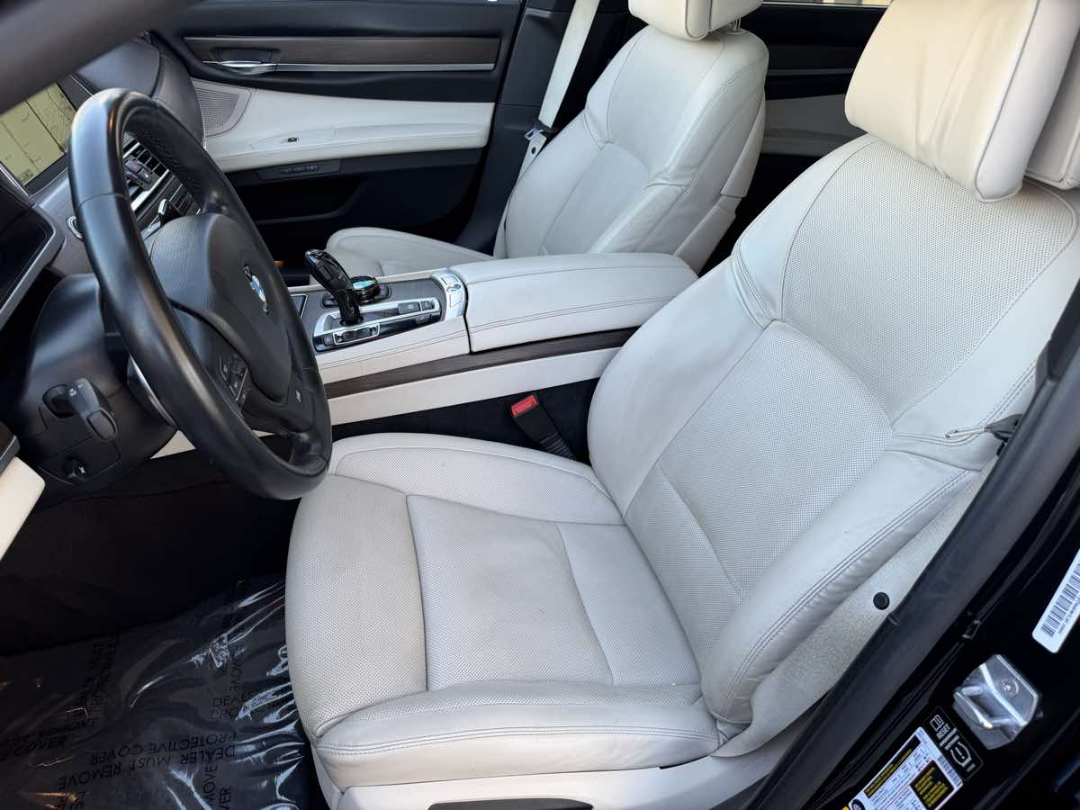 BMW 7 Series photo 18