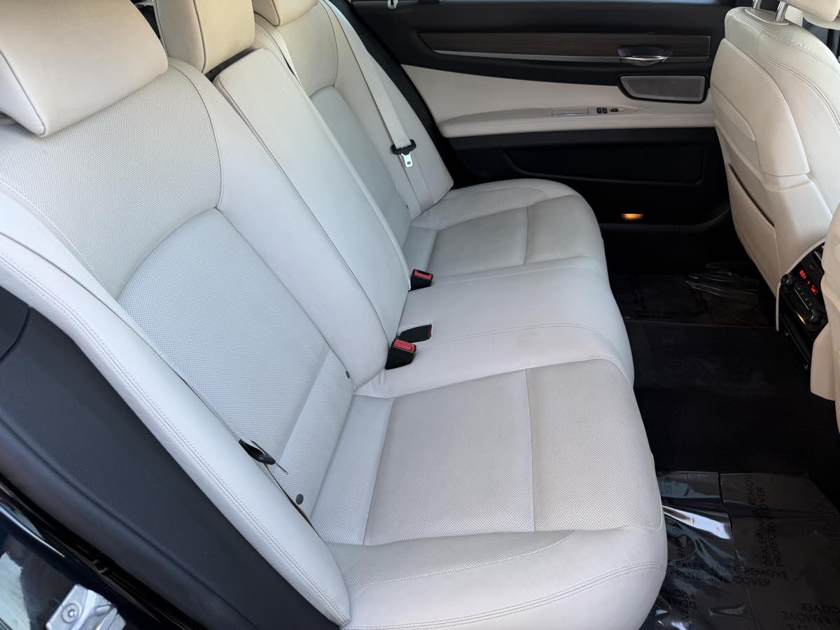 BMW 7 Series photo 21