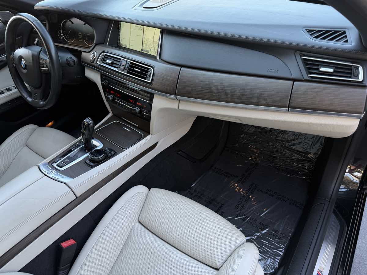 BMW 7 Series photo 23
