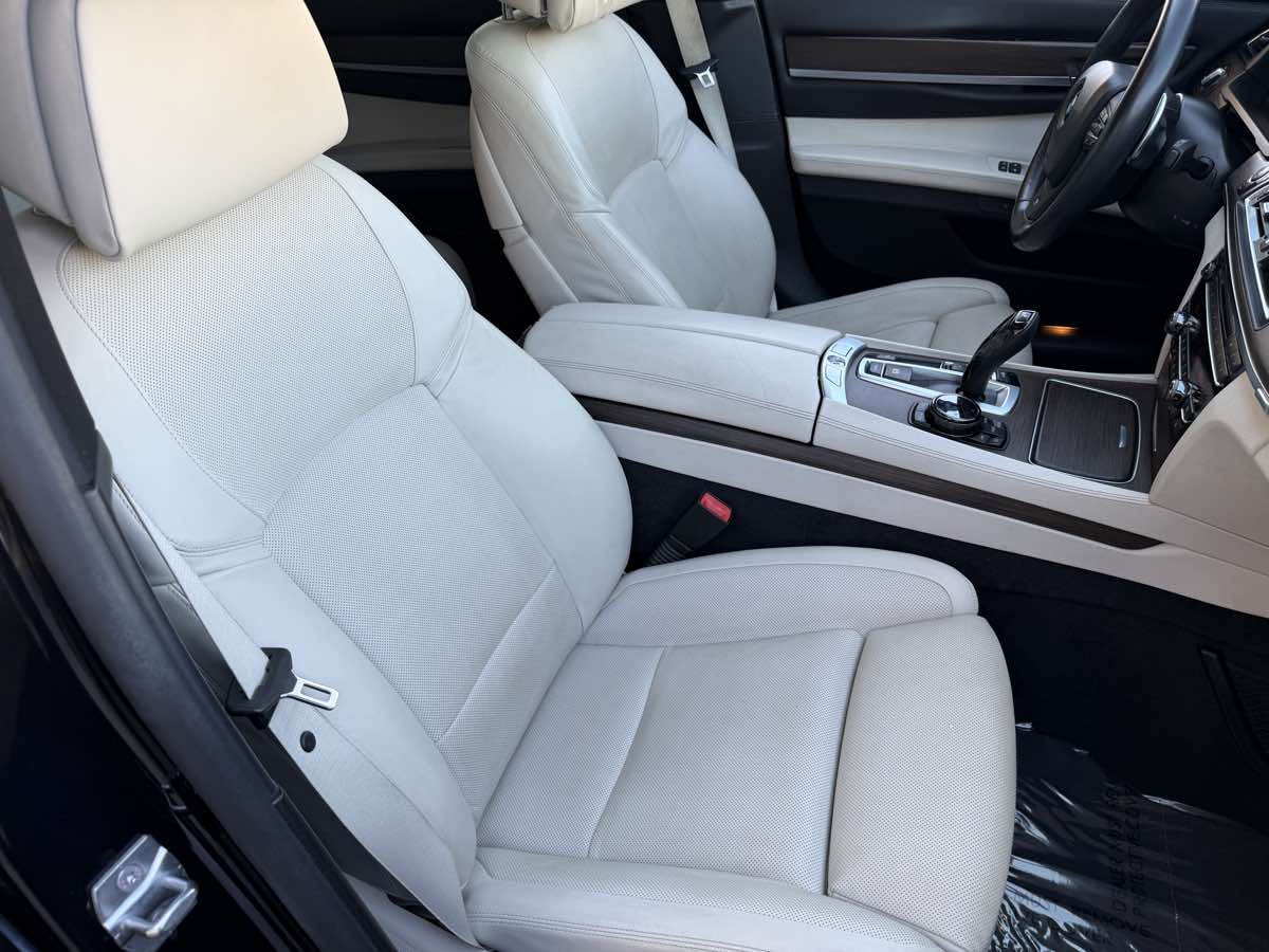 BMW 7 Series photo 24