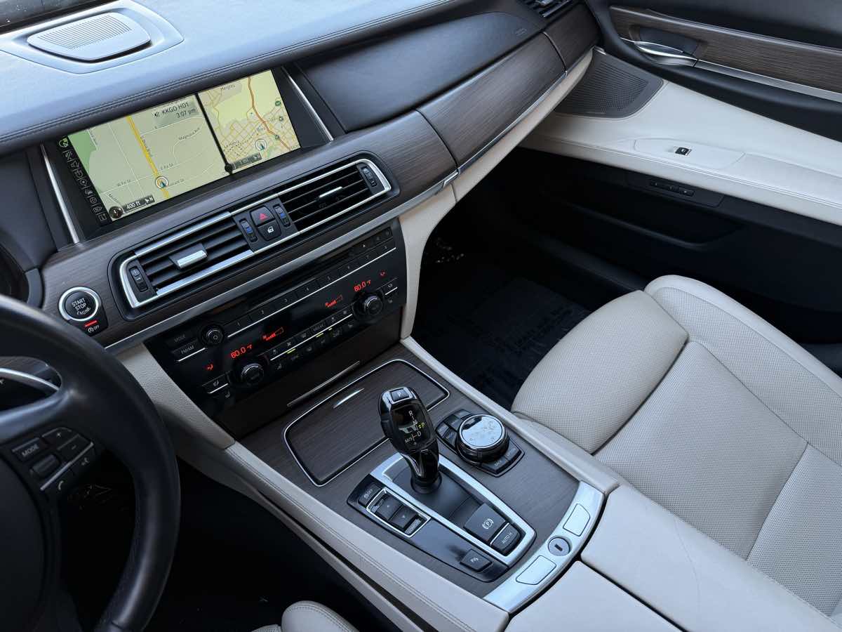 BMW 7 Series photo 16