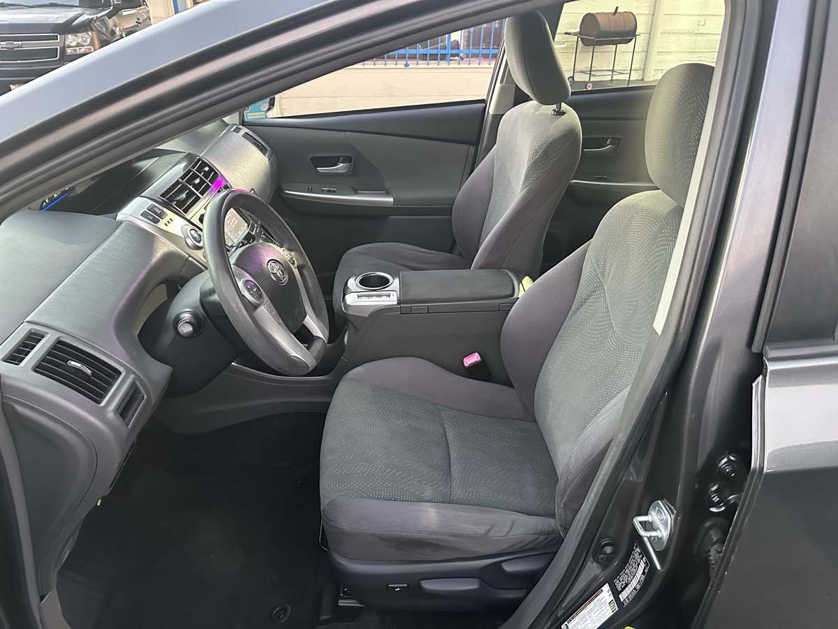 2013 Toyota Prius v Three - Photo 6