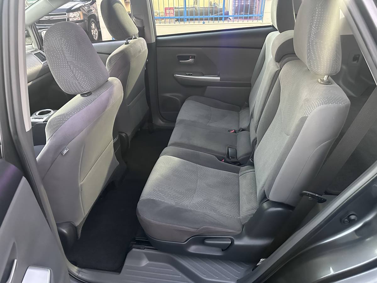 2013 Toyota Prius v Three - Photo 7