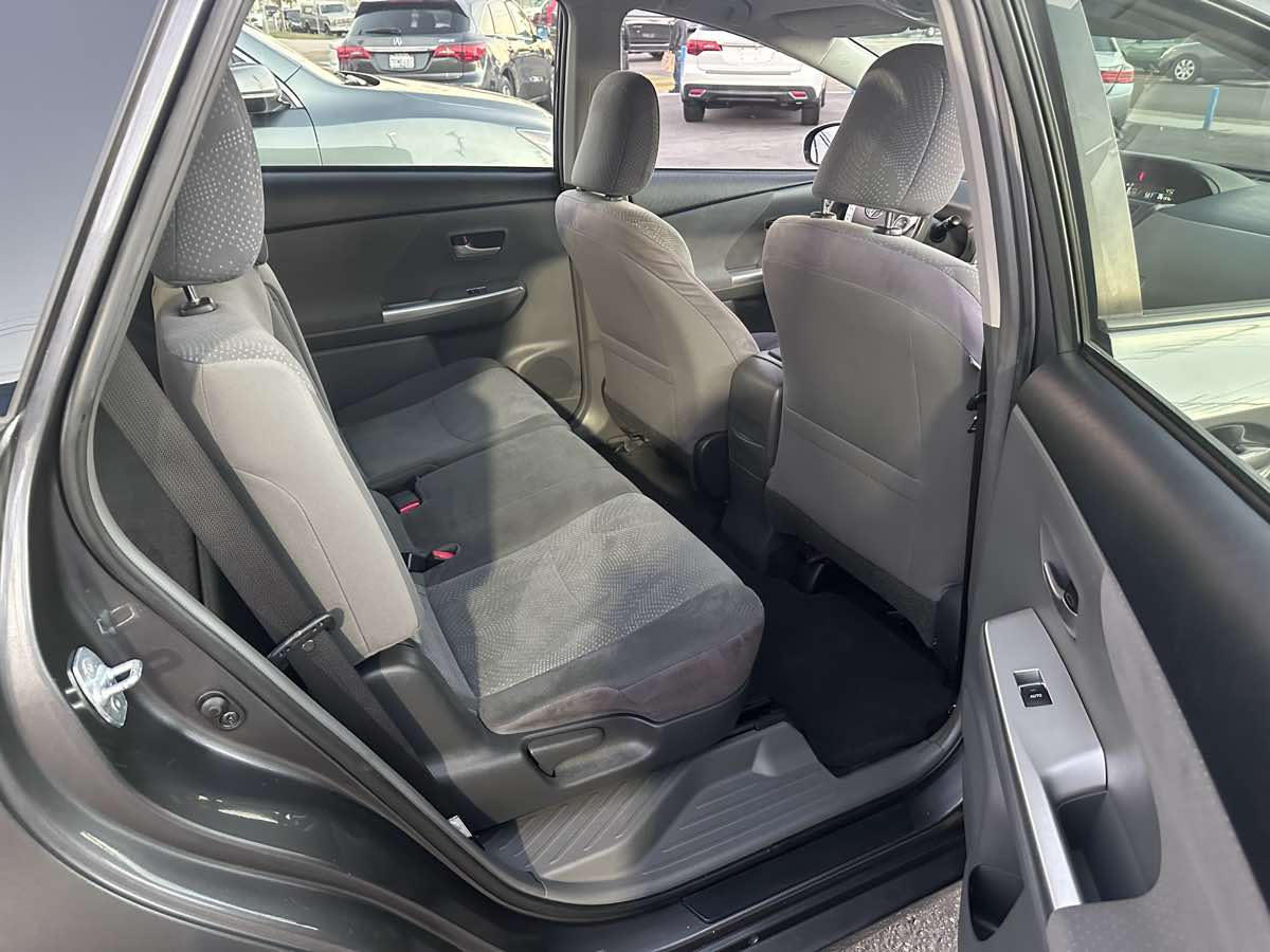 2013 Toyota Prius v Three - Photo 8