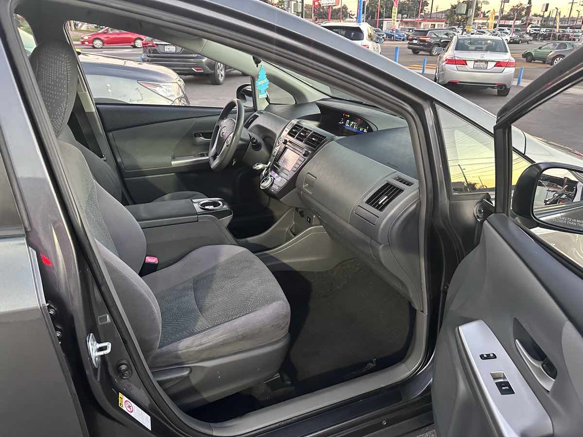 2013 Toyota Prius v Three - Photo 9