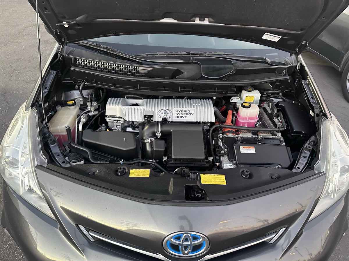 2013 Toyota Prius v Three - Photo 11