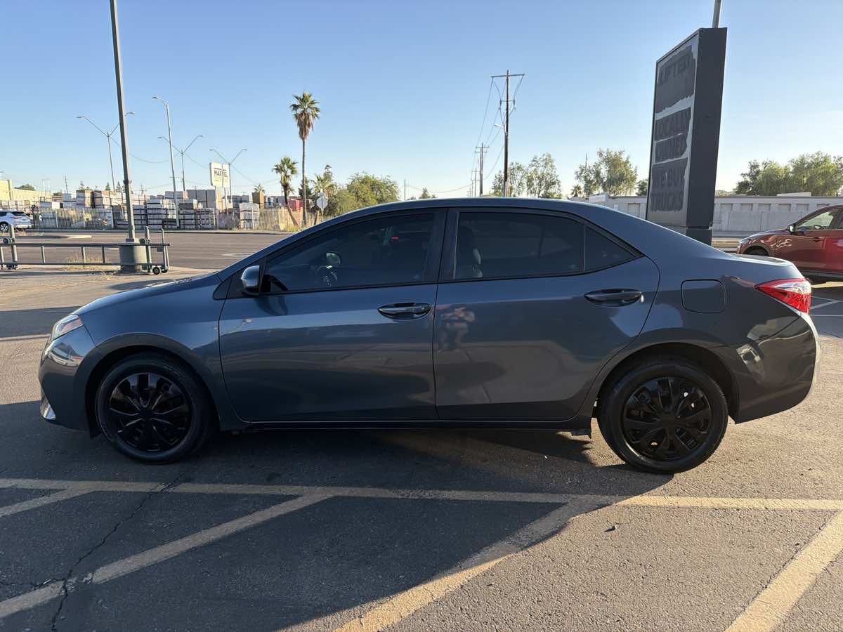 2016 Toyota Corolla LE photo 3