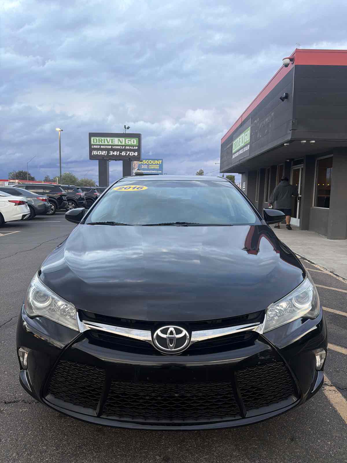 2016 Toyota Camry XLE photo 2