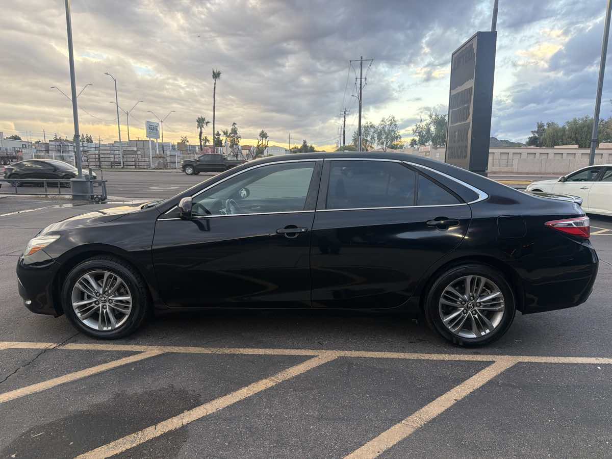 2016 Toyota Camry XLE photo 3