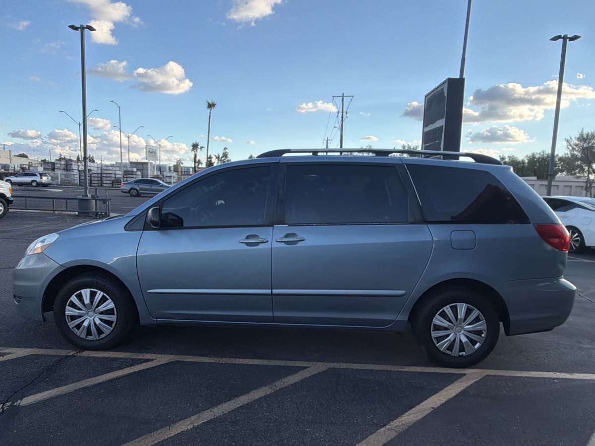 2007 Toyota Sienna CE photo 3