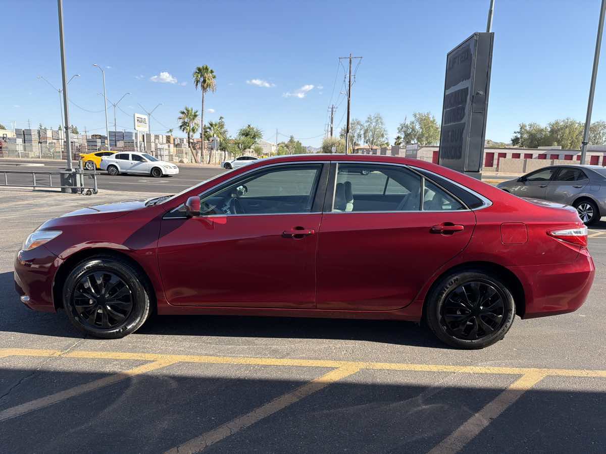 2015 Toyota Camry LE - Photo 3