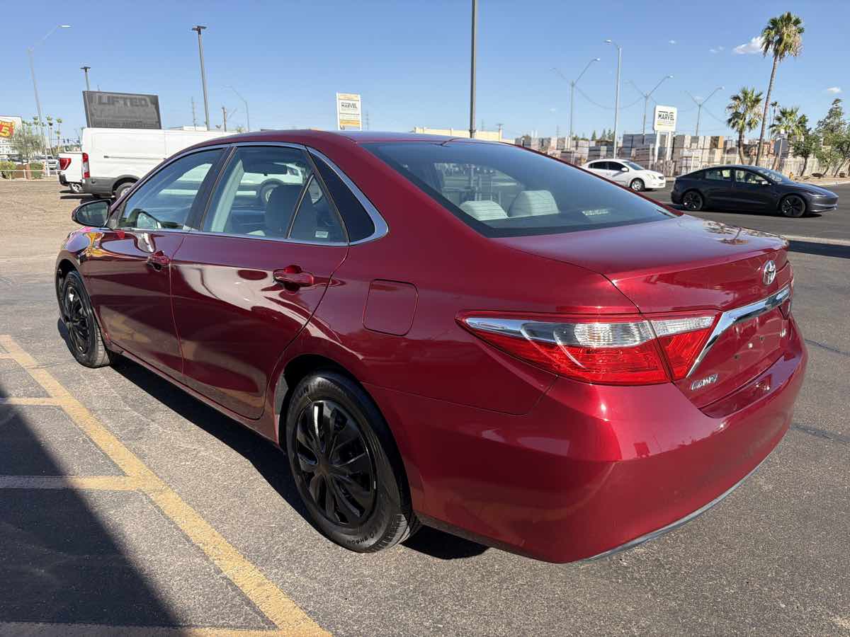 2015 Toyota Camry LE - Photo 4